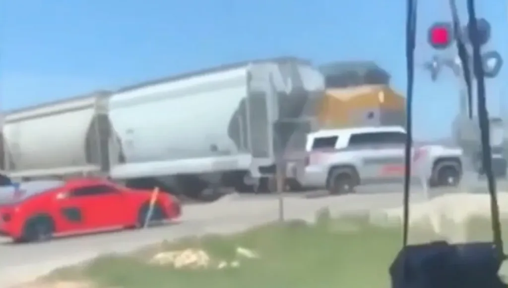 policial-trem-2 VÍDEO: Policial apressado se esquece do outro trem