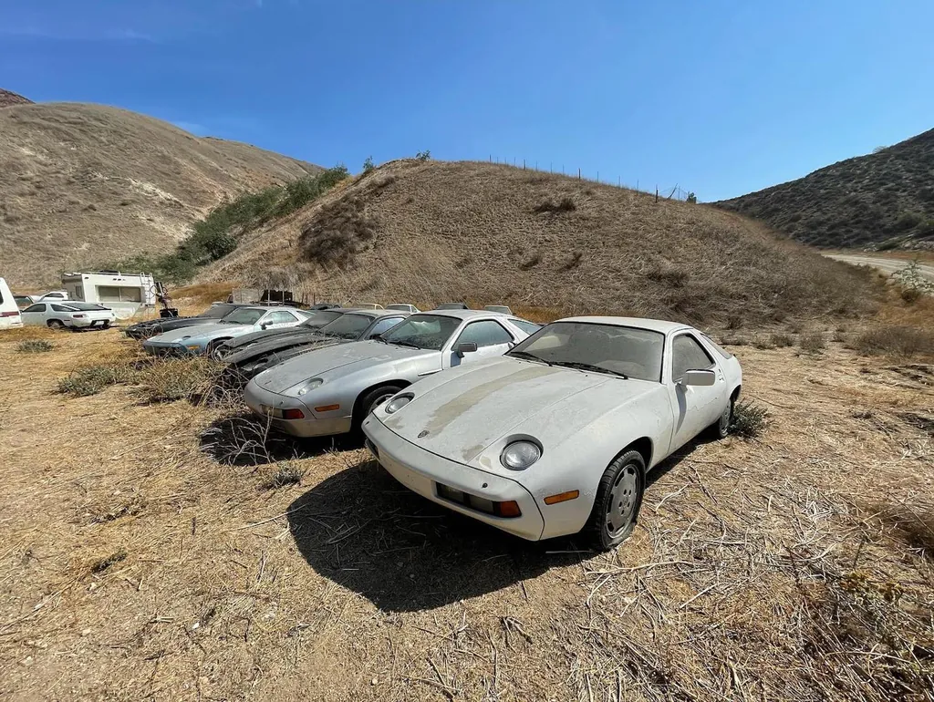Porsche 928 tem exemplares abandonados em deserto da Califórnia 