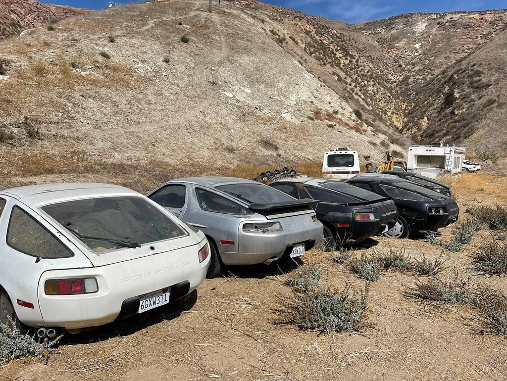 Porsche 928 tem exemplares abandonados em deserto da Califórnia 