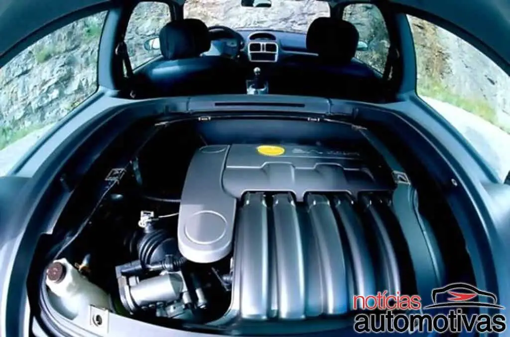 O incrível Renault Clio V6 com motor central completa 20 anos 