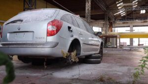 renault-concessionaria-abandonada-2-300x170 Bélgica: revenda Renault abandonada guarda um mistério (vídeo)
