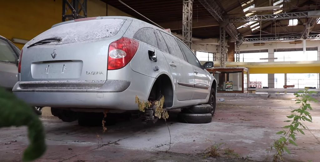 renault-concessionaria-abandonada-2 Bélgica: revenda Renault abandonada guarda um mistério (vídeo)