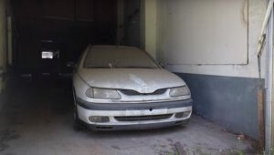 renault-concessionaria-abandonada-4-300x170 Bélgica: revenda Renault abandonada guarda um mistério (vídeo)