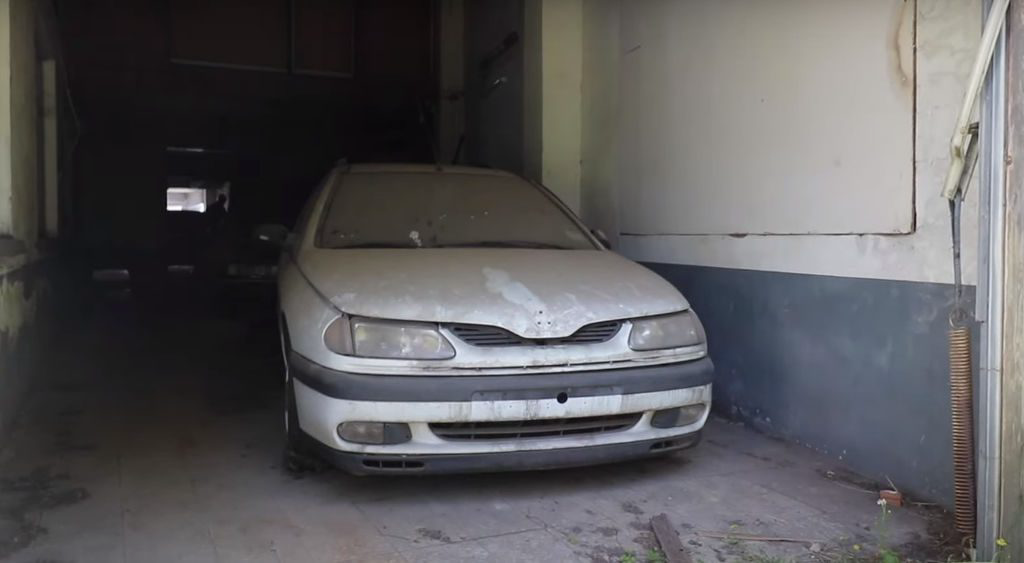 renault-concessionaria-abandonada-4 Bélgica: revenda Renault abandonada guarda um mistério (vídeo)