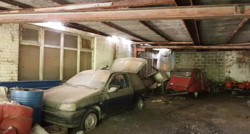 renault-concessionaria-abandonada-5 Bélgica: revenda Renault abandonada guarda um mistério (vídeo)