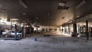 renault-concessionaria-abandonada-8-300x170 Bélgica: revenda Renault abandonada guarda um mistério (vídeo)