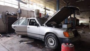 renault-concessionaria-abandonada-9-300x170 Bélgica: revenda Renault abandonada guarda um mistério (vídeo)