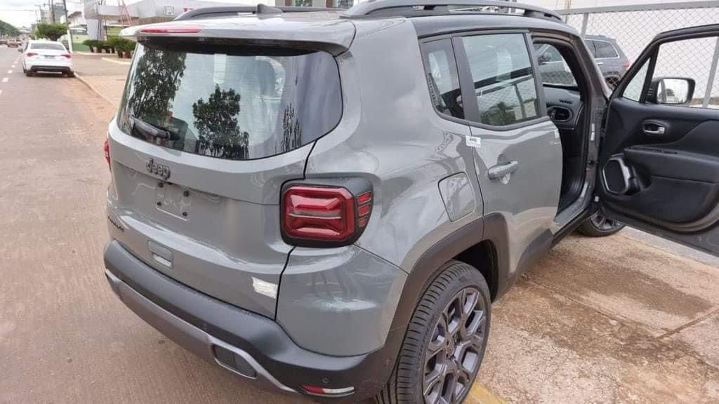 Jeep Renegade T270 Flex 4x4 aparece em desembarque nas revendas 