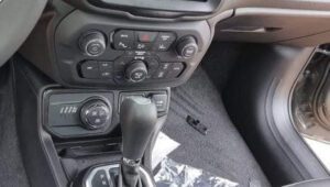 Jeep Renegade T270 Flex 4x4 aparece em desembarque nas revendas 