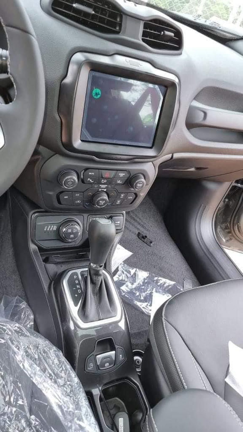 Jeep Renegade T270 Flex 4x4 aparece em desembarque nas revendas 