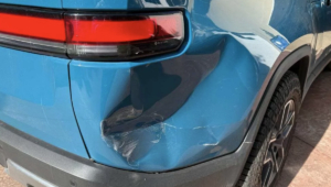 rivian azul amassado