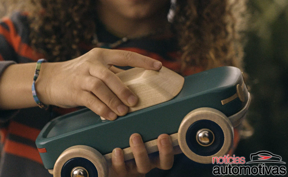 Souvenir milionário: Rivian lança um simples brinquedo de madeira por R$ 825 e imita Tesla cobrando o triplo