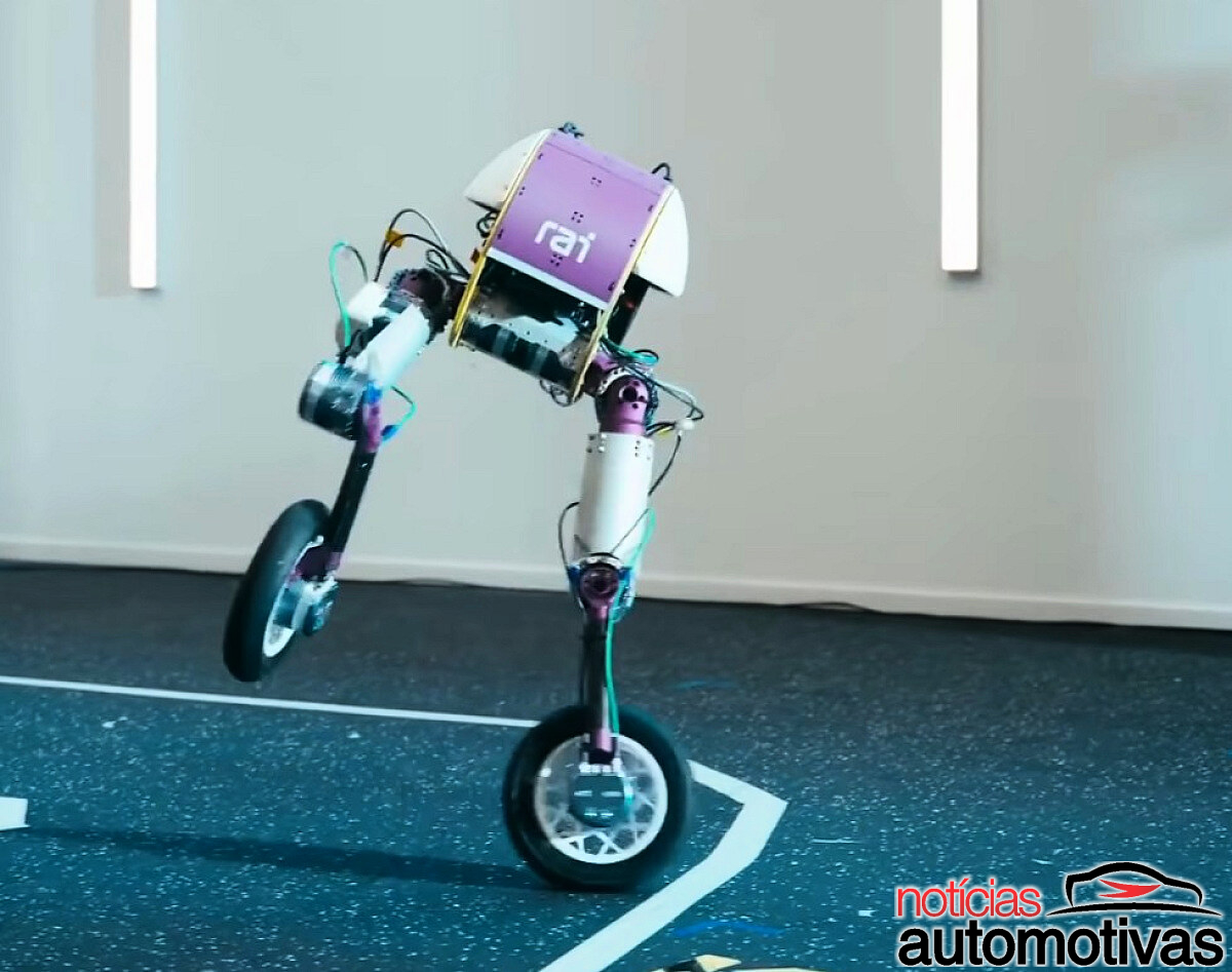 Robô de duas pernas e rodas é perfeito para amedrontar todo mundo ao seu redor