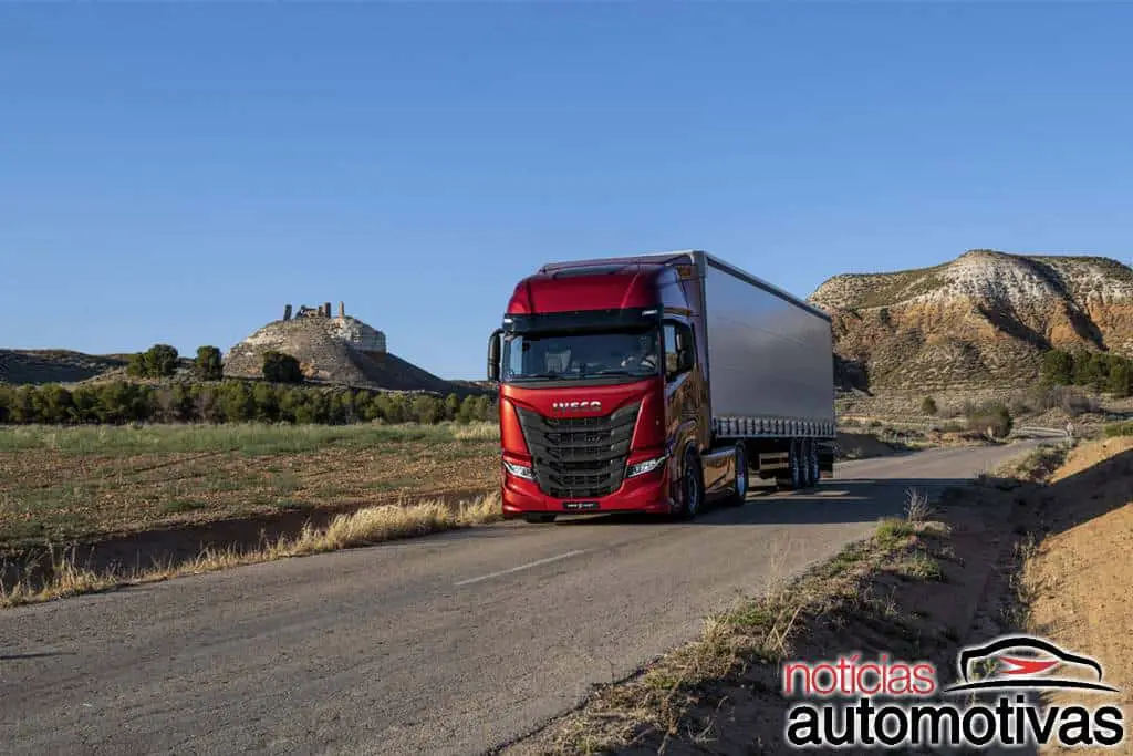 Iveco S-Way: novo caminhão da marca italiana é flagrado em MG