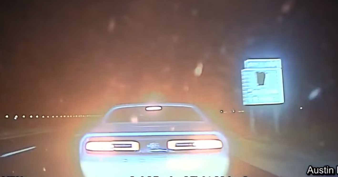 Motorista de um Challenger Scat Pack foge da polícia a 270 km/h