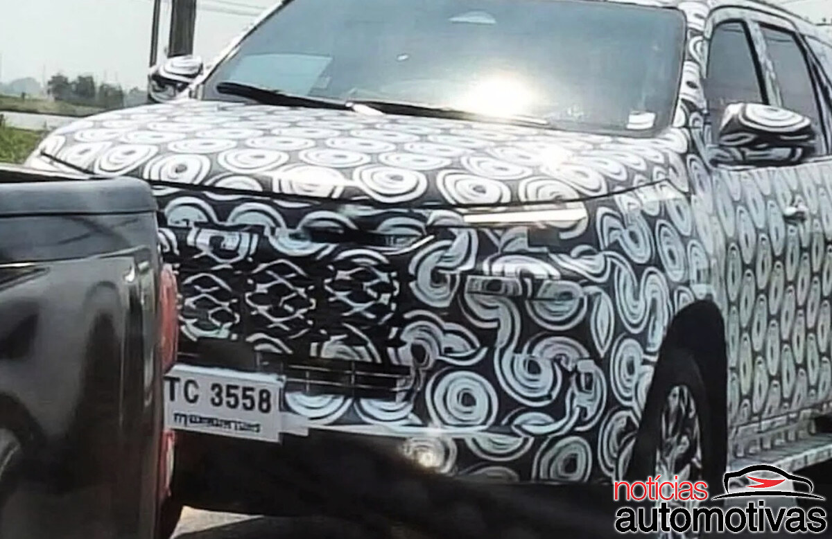 Novo SUV Toyota baseado na Hilux elétrica aparece camuflado e indica o futuro da SW4 e da Fortuner