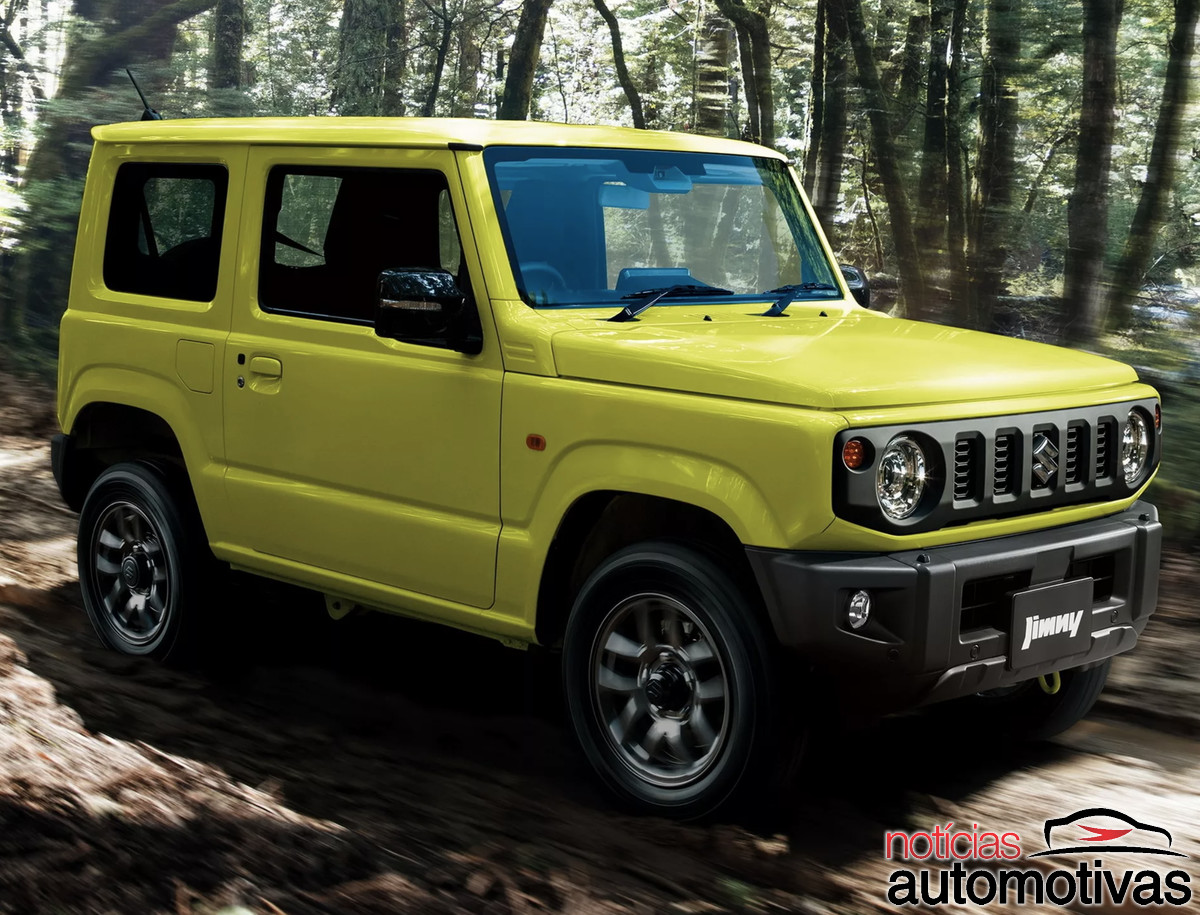 Suzuki Jimny amarelo em uma estrada cercada por árvores.