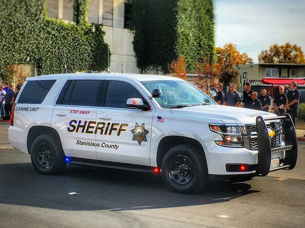 tahoe-ppv VÍDEO: Policial apressado se esquece do outro trem