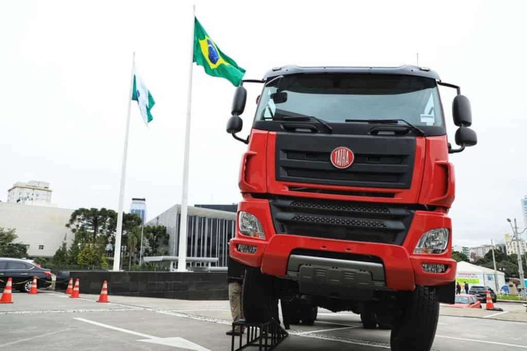 Tcheca Tatra mostra os caminhões que serão produzidos no Paraná 