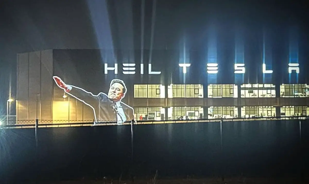 Ativistas fazem projeção “Heil Tesla” na fábrica da marca em Berlim, na Alemanha, depois de gesto polêmico feito por Elon Musk