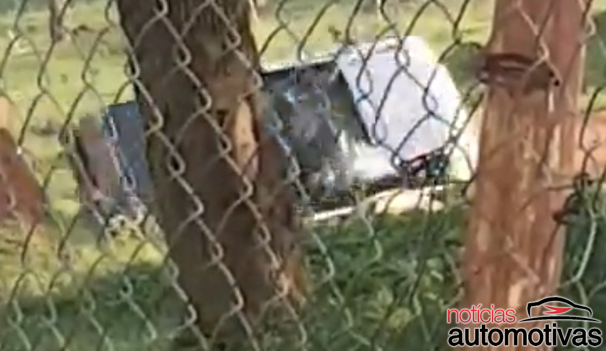 tesla cybertruck capota uganda (1)