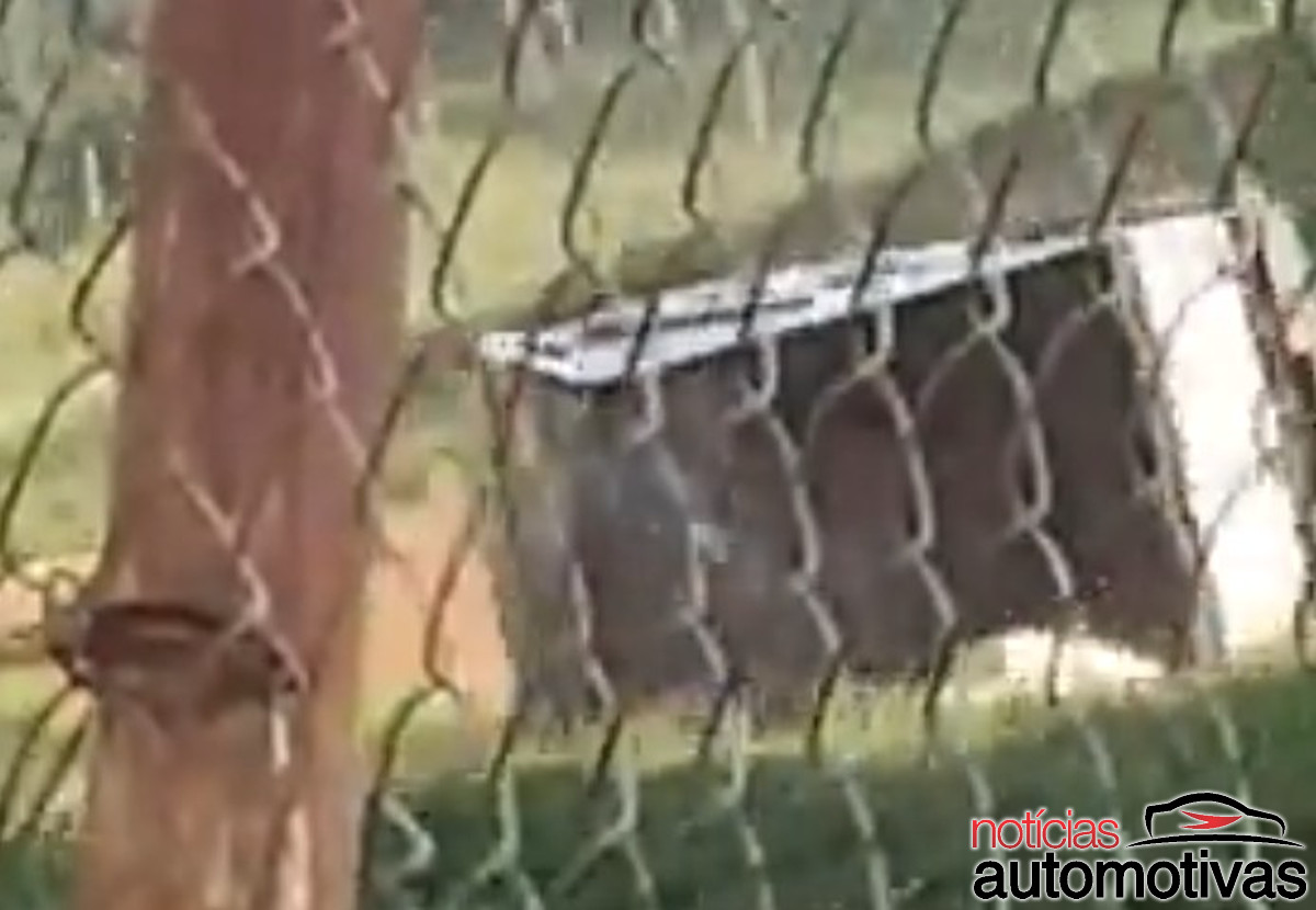 tesla cybertruck capota uganda (2)