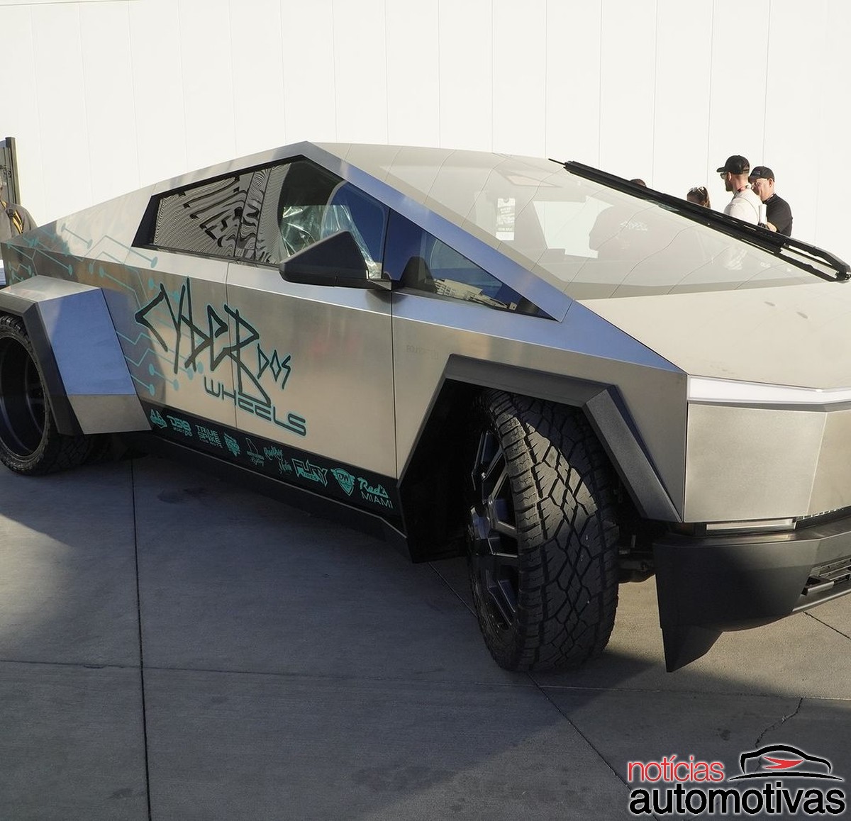 tesla cybertruck rodado duplo 3