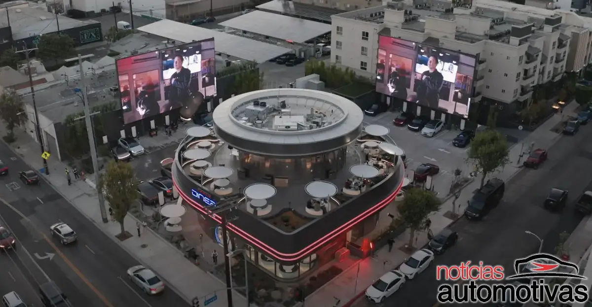 Tesla e Elon Musk abrem lanchonete futurista em Hollywood, com robôs, carregadores e clima dos anos 1950
