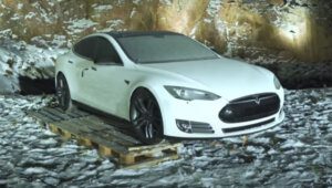 Dono insatisfeito explode Tesla S com 30 kg de dinamite (vídeo) 