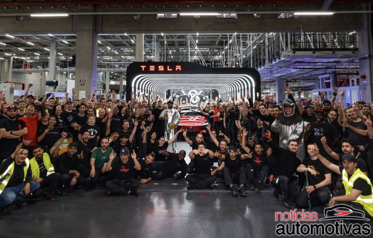 Tesla usa IA para apagar gesto polêmico de funcionário em foto de comemoração de sua fábrica em Berlim