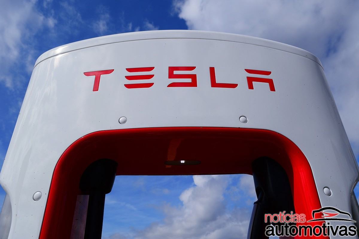 tesla logo (5) tesla logo (5)