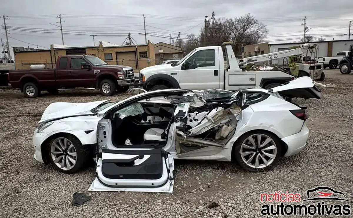 Tesla Model 3 é esmagado por caminhão que caiu em cima dele, mas o motorista sai ileso, sem nem mesmo se machucar