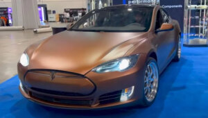 Tesla Model S V8 6.2 chama atenção dos americanos (vídeo) 