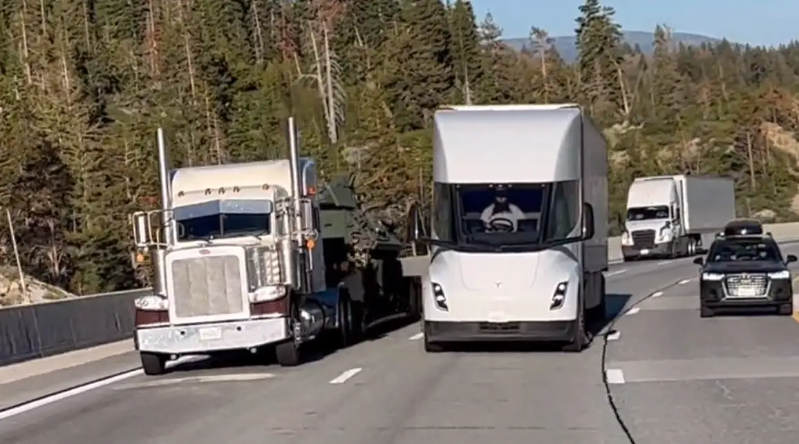 Tesla Semi mostra em vídeo ser mais forte que outros caminhões