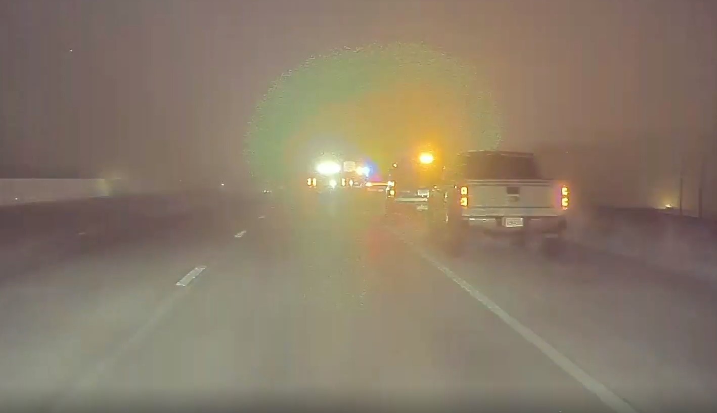Mais um: Vídeo mostra Tesla batendo em carro de polícia parado