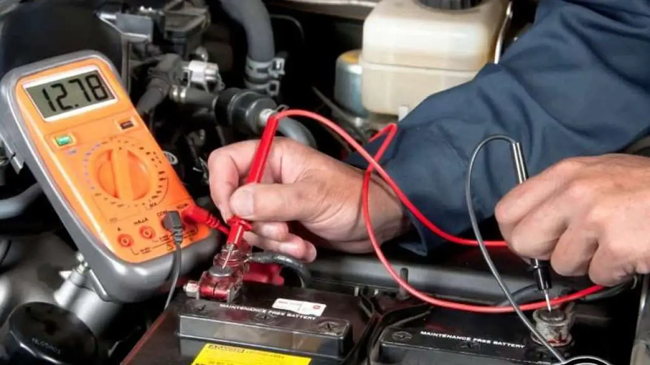 Um capacitor ligado aos terminais de uma bateria de 12v A Bateria Do Seu Carro Precisa Destes 4 Cuidados Especiais