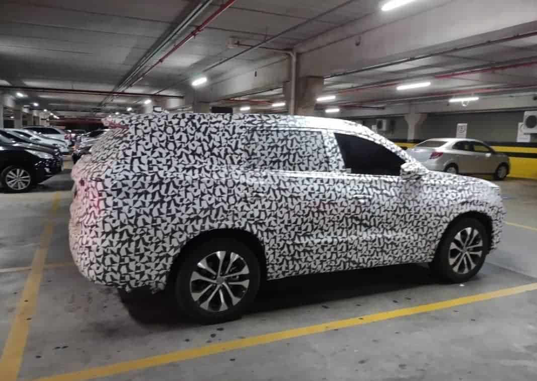 Chery Tiggo 8 Plus é flagrado com camuflagem no Brasil 