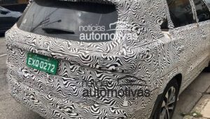 Chery Tiggo 8 Plus é flagrado com camuflagem no Brasil 