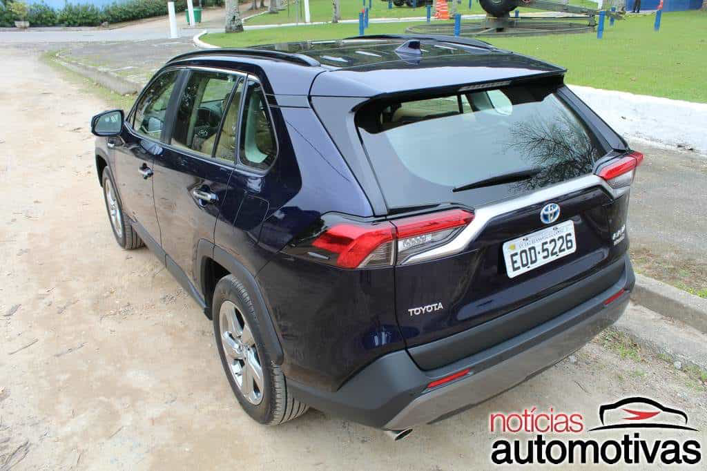 Toyota RAV4 SX Hybrid 2020 tem consumo baixo e muito conforto 