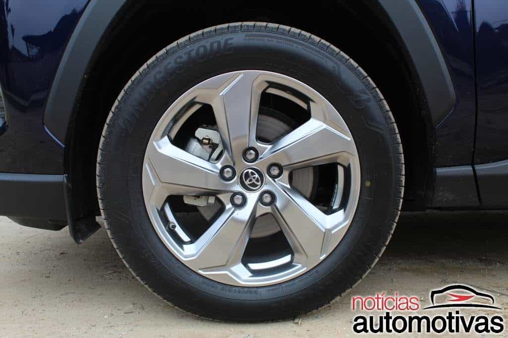 Toyota RAV4 SX Hybrid 2020 tem consumo baixo e muito conforto 