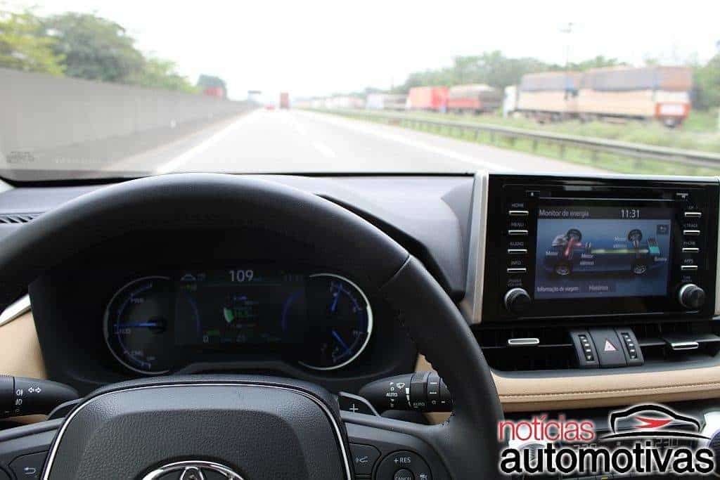 Toyota RAV4 SX Hybrid 2020 tem consumo baixo e muito conforto 