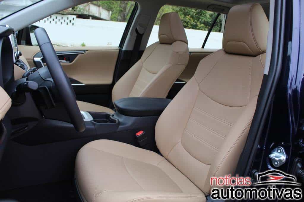 Toyota RAV4 SX Hybrid 2020 tem consumo baixo e muito conforto 