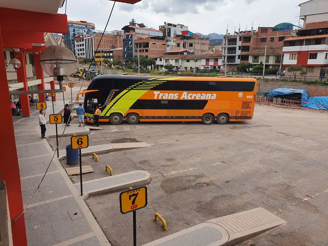 Rota de ônibus 'mais longa do mundo' sai do Brasil e é pura adrenalina