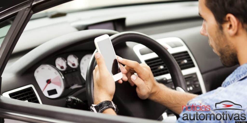 Multa por dirigir usando o celular: veja o valor