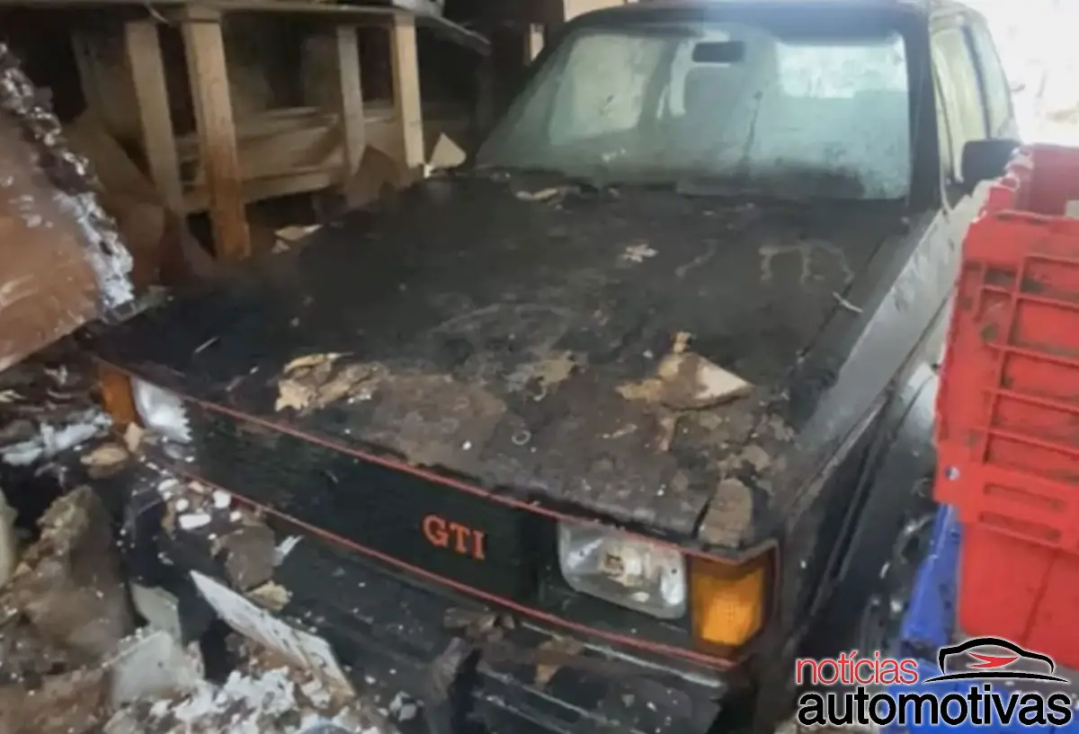 Volkswagen Golf GTI 1983 preto, que ficou abandonado por 25 anos, recebe seu primeiro banho e vira outro carro