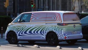 vw-id-buzz-flagra-2-1-300x170 Volkswagen ID Buzz: nova Kombi tem interior flagrado na Europa