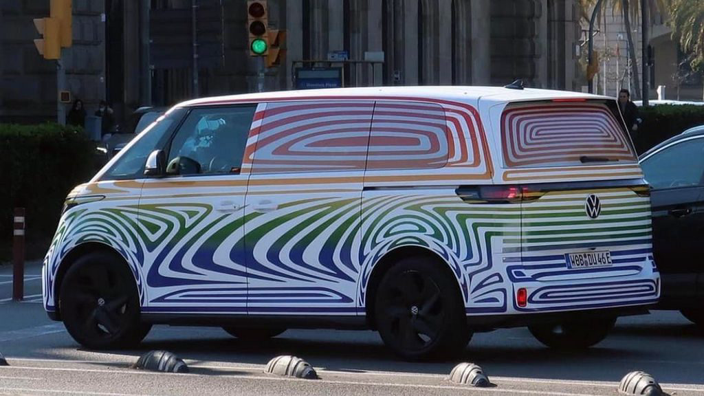 vw-id-buzz-flagra-2-1 Volkswagen ID Buzz: nova Kombi tem interior flagrado na Europa