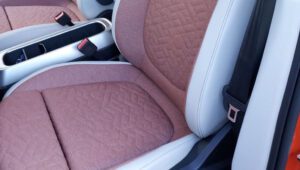 vw-id-buzz-flagra-7-300x170 Volkswagen ID Buzz: nova Kombi tem interior flagrado na Europa