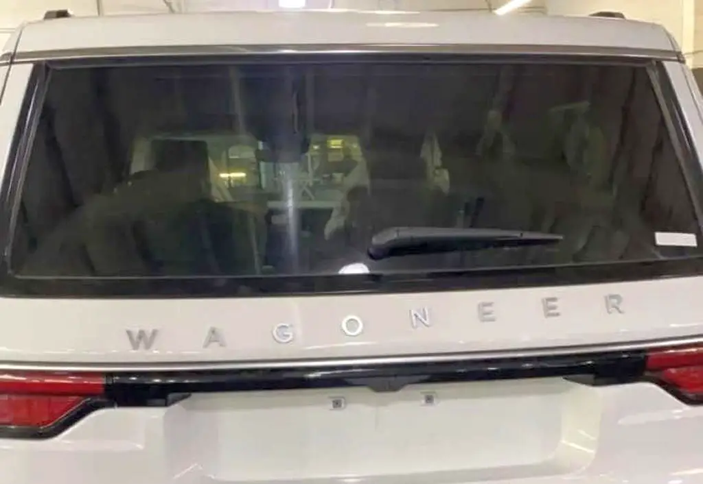 Jeep Wagoneer 2022 tem emblema desnivelado na linha de montagem 