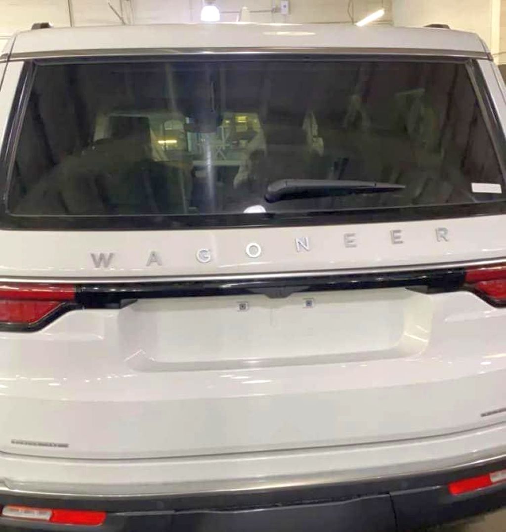 Jeep Wagoneer 2022 tem emblema desnivelado na linha de montagem 